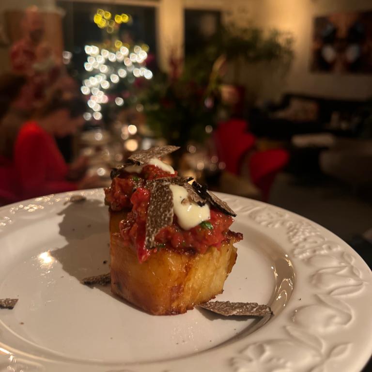 Aardappel millefeuille met steak tartaar van tomaat en truffel